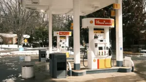 Eine Zapfsäule an einer Tankstelle mit winterlicher Umgebung für die Herbstfahrt.