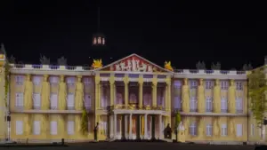 Das Badische Landesmuseum in Karlsruhe mit einer beeindruckenden Lichtprojektion bei Nacht.