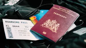 Reisepass und Flugticket liegen bereit für die nächste geplante Flugreise.