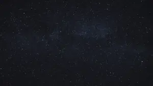 Ein stimmungsvoller Sternenhimmel über einer ruhigen Landschaft in der Nacht