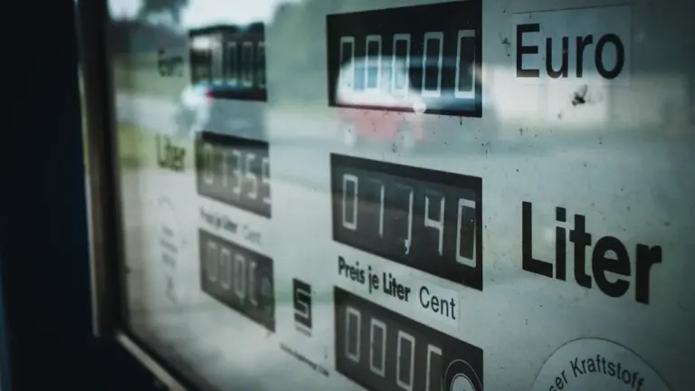 Tanken mit Umweg: Wann sich der günstigere Literpreis lohnt